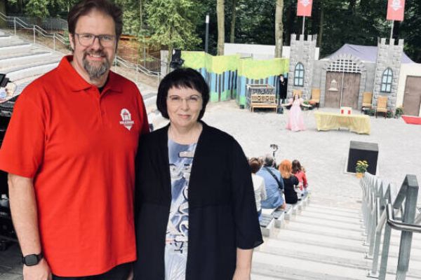 Daniel Guta (Volksbühne) und Elke Schlott (Kolpingspielschar) sorgen mit ihren Märchen auf der Waldbühne für Begeisterung bei Groß und Klein.