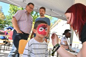 Sozialamtsleiter Andreas Pamp und Bezirksbürgermeister Olaf Peters beim Sommerfest mit Spiel- und Schminkmöglichkeiten für Kinder in der Unterkunft an der Wohlfahrtstraße in Bochum. Fotos: Lutz Leitmann/Stadt Bochum