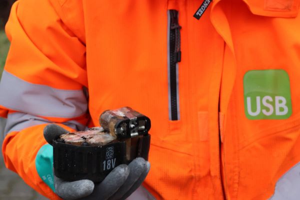 So sieht ein beschädigter Werkzeug-Akku aus, der am USB-Wertstoffhof abgegeben wurde. So ein Akku gehört in fachkundige Hände. Auf keinen Fall in den Restmüll. Foto: USB