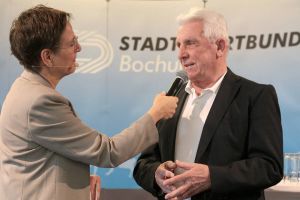 Fußball-Legende Klaus Fischer im Gespräch mit Katja Leistenschneider. Fotos: Andreas Molatta