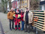 Ob beim Aufbau von Sitzbänken und Tischen oder bei der Pflege der Homepage, die Teammitglieder packen gemeinsam an. Foto: privat