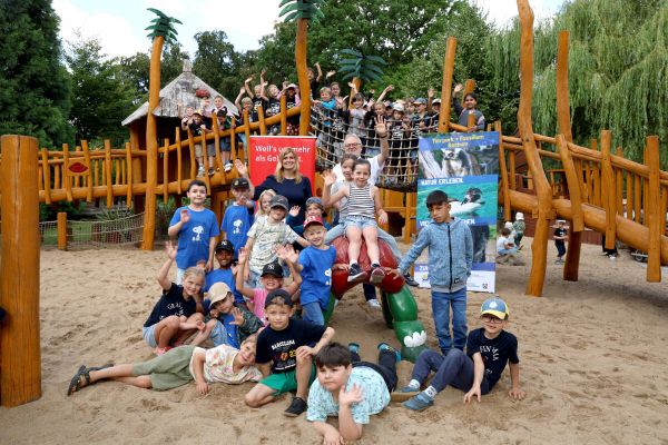 Sarah Kalender von der Sparkasse Bochum und Zoodirektor Ralf Slabik begrüßen die Erstklässlerinnen und Erstklässler der Gräfin-Imma-Schule im Tierpark + Fossilium Bochum. Foto: Sparkasse Bochum