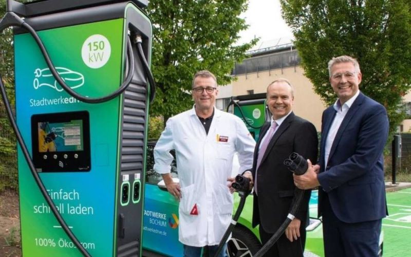 Stadtwerke Bochum: „High-Power-Charger“ an REWE Lenk-Standorten
