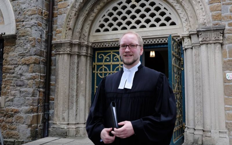 Pfarrer Till Jonas Weiß offiziell eingeführt