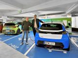 Foto: v.l.n.r.: Mark-André Mavromati (Parkhaus- und Objektleitung, Bochum Wirtschaftsentwicklung), Lukas Schöler (Projektleiter Elektromobilität, Stadtwerke Bochum). Foto: Bochum Wirtschaftsentwicklung