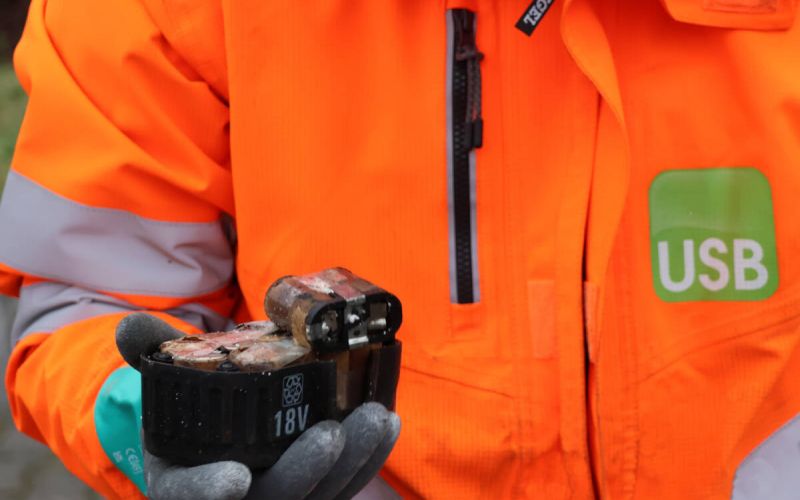 So sieht ein beschädigter Werkzeug-Akku aus, der am USB-Wertstoffhof abgegeben wurde. So ein Akku gehört in fachkundige Hände. Auf keinen Fall in den Restmüll. Foto: USB