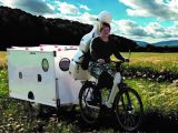 „Martha“ nennt die Cellistin ihren Fahrrad-Wohnanhänger. Er ist Transportmittel, Rückzugsort und Mini-Bühnenlogistik in einem. Foto: Katja Zakotnik