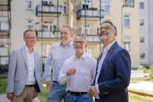 Die GWV-Vorstände Micha Heimbucher und Christian Knibbe sowie Dr. Frank Peper (Geschäftsfeldleiter Wärme bei den Stadtwerken Bochum) und Stadtbaurat Dr. Markus Bradtke überzeugten sich vor Ort. Foto: Matthias Duschner / GWV eG