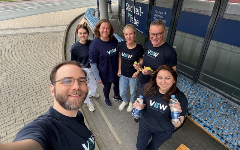 Die VBW war mit dem KundenCenter Süd eine von drei Wasserstationen. Insgesamt wurden vom Team 900 Wasserflaschen und 300 Bananen verteilt. Foto: Dominik Neugebauer, VBW