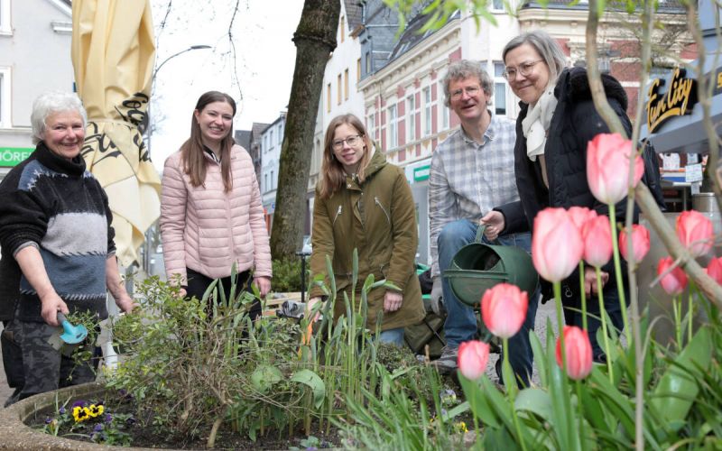 Anwohner, Schulen und Vereine kümmern sich jetzt um Blumenkübel