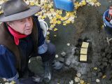 Der Kölner Künstler Gunter Demnig (li.) verlegt am 30.10.2009 in Bochum mit handwerklicher Unterstützung von Jörg Spieckermann vom Technischen Betrieb der Stadtverwaltung sogenannte "Stolpersteine". Hier für die Familie Davids an der Graf-Engelbert-Str. 24: Ingeborg, Sally und Else (geb. Capell) Davis +++ Foto: Lutz Leitmann/Stadt Bochum, Presseamt