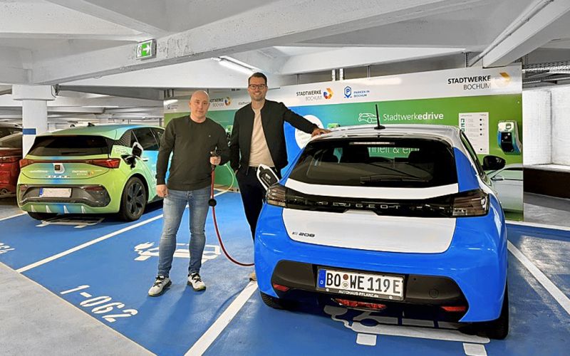Foto: v.l.n.r.: Mark-André Mavromati (Parkhaus- und Objektleitung, Bochum Wirtschaftsentwicklung), Lukas Schöler (Projektleiter Elektromobilität, Stadtwerke Bochum). Foto: Bochum Wirtschaftsentwicklung