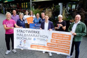 Die Menschen hinter dem Stadtwerke Halbmarathon Bochum, von links nach rechts: Gerd Stegemann (Aktion Canchanabury), Michael Huke (TV Wattenscheid 01), Sabine Braun (TV 01), Dajana Scherer, Saskia Steudte (beide VIACTIV), Fisun Hagemeier, Sebastian Kraus (TV 01), Jascha Dröge (Sprecher Stadtwerke Bochum), Sabine Jacobi (TV 01) und Hans-Martin Reinhardt (Picard). Foto: TV Wattenscheid 01/Ingo Knosowski