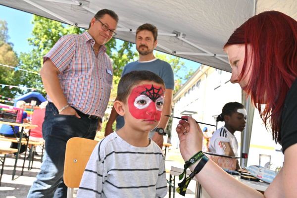 Sozialamtsleiter Andreas Pamp und Bezirksbürgermeister Olaf Peters beim Sommerfest mit Spiel- und Schminkmöglichkeiten für Kinder in der Unterkunft an der Wohlfahrtstraße in Bochum. Fotos: Lutz Leitmann/Stadt Bochum