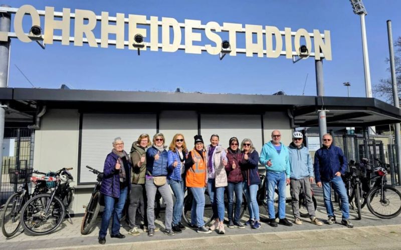 Sandra Weber (Mitte, mit orangefarbener Weste) führte am Weltfrauentag die Frauenpower-Tour vom Lohrheidestadion zum Essener Niederfeldsee. Foto: ADFC