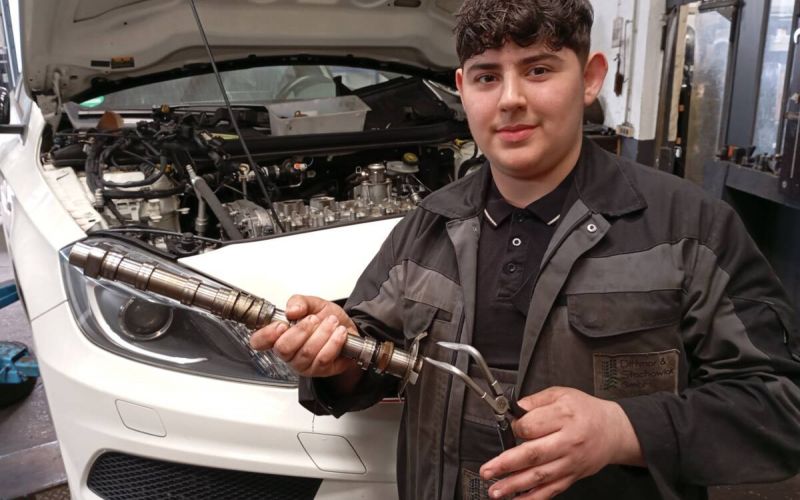 Khachatur Vkhkryan macht seine Ausbildung zum Kfz-Mechatroniker und nutzt das vergünstigte, von seinem Chef Michael Dittmar „gesponsorte" Azubi-Ticket.