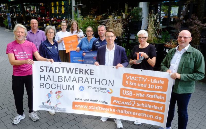 Die Menschen hinter dem Stadtwerke Halbmarathon Bochum, von links nach rechts: Gerd Stegemann (Aktion Canchanabury), Michael Huke (TV Wattenscheid 01), Sabine Braun (TV 01), Dajana Scherer, Saskia Steudte (beide VIACTIV), Fisun Hagemeier, Sebastian Kraus (TV 01), Jascha Dröge (Sprecher Stadtwerke Bochum), Sabine Jacobi (TV 01) und Hans-Martin Reinhardt (Picard). Foto: TV Wattenscheid 01/Ingo Knosowski