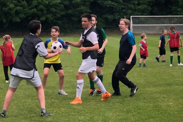 Die Inklusionsmannschaften des VfB Langendreerholz trainieren immer Mittwochs ab halb sechs auf dem Sportplatz an der Hörder Straße
