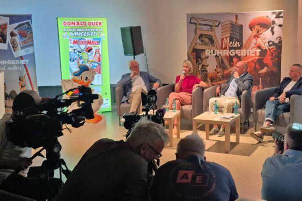 Volle Hütte bei der Pressekonferenz im Bergbaumuseum mit (v.l.) Garrelt Duin (RVR), Museumschefin Prof. Dr. Sunhild Kleingärtner, Axel Biermann (RTG) und Verlagsleiter Jörg Risken.