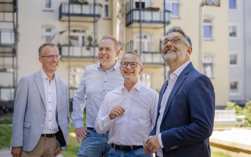 Die GWV-Vorstände Micha Heimbucher und Christian Knibbe sowie Dr. Frank Peper (Geschäftsfeldleiter Wärme bei den Stadtwerken Bochum) und Stadtbaurat Dr. Markus Bradtke überzeugten sich vor Ort. Foto: Matthias Duschner / GWV eG