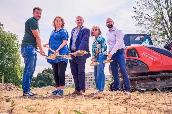 Im Ostpark entsteht ein Spielplatz mit vielen Möglichkeiten, davon überzeugten sich vor Ort (v.l.): Philipp Lemke, Projektleiter OSTPARK bei NRW.URBAN, Heike Möller, Leiterin des Bochumer Amts für Stadtplanung und Wohnen, David Schary, stellvertretender Bezirksbürgermeister, Andrea Baltussen, Umwelt- und Grünflächenamt, und Philipp Heidt, Leiter des Umwelt- und Grünflächenamts. Foto: Dennis Yenmez / Stadt Bochum