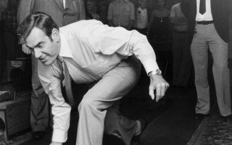 Alte Müser-Brauerei wird Edeka. Karl Semmler (l.), der damalige Bochumer Oberbürgermeister Heinz Eikelbeck (Mitte) und Wolfgang Peker beim gemeinsamen Kegeln. Foto: Eberhard Franken