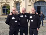 Vor dem Rathaus von Douai (von links): John van der Stappen, Michel van Silfhout und Ludger Havlik vom DBC Bochum 1926. Anlass war der Coupe d’Europe Classic. Foto: DBC