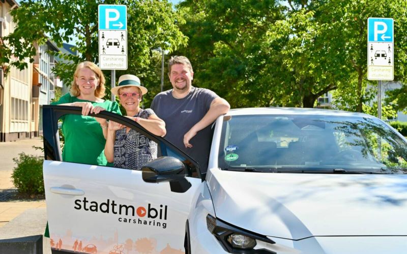Von links nach rechts: Heike Möller (Leiterin Planungsamt), Mechtild Stiewe (Stadt Bochum) und Matthias Kall (Geschäftsführer stadtmobil Rhein-Ruhr) an der neuen Carsharing-Station auf dem Springerplatz. Lutz Leitmann/Stadt Bochum