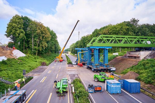 Für die neue Brücke musste die A43 gesperrt werden. Foto: Stadt Bochum / Dennis Yenmez