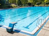 Hier soll am Samstag bei schönem Sommerwetter die Post abgehen: Die Sparkassen Pool Party steigt im Hallenfreibad Hofstede. Foto: WasserWelten Bochum
