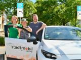 Von links nach rechts: Heike Möller (Leiterin Planungsamt), Mechtild Stiewe (Stadt Bochum) und Matthias Kall (Geschäftsführer stadtmobil Rhein-Ruhr) an der neuen Carsharing-Station auf dem Springerplatz. Lutz Leitmann/Stadt Bochum