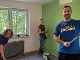 Im Bild: Christina Gerke, Bastian Wenks und Marc Vogel (v.l.n.r.) von den Stadtwerken haben beim Social Day ein Kickerzimmer für die Klienten des Evangelischen Johanneswerks gestrichen und eingerichtet. Foto: Stadtwerke