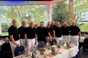 Die neun Köche von „Kochn8“ haben bei ihrer Benefiz-Gala im Tanas im Schauspielhaus Bochum rund 130 Gäste bewirtet. V.l.n.r.: Joachim Esser, Wilfried Kogelheide, Günter M. Lutsch, Dirk Schulz, Boris Geigenmüller, Stefan Lenk, Dietmar Spohn, Frank, Schikfelder, Carsten Schweneker, Martin Lynen. Foto: Kochn8