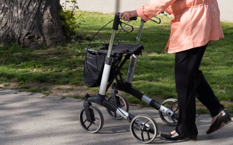 Das Praxistraining hat sich für Rollator-Nutzer und -Nutzerinnen seit zehn Jahren bewährt. Foto: Adobestock/Rudolf Geiger