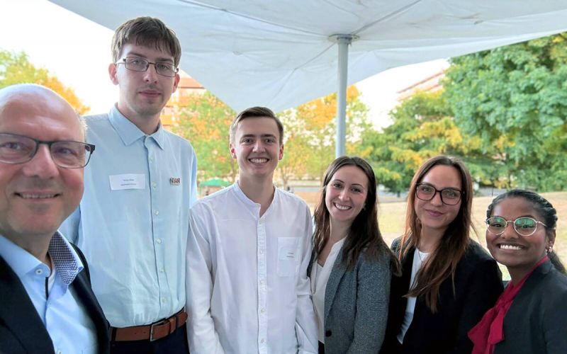 Tobias Willée (2. v. li.) und Leonard Balzer (3. v. li) gehören zu den zehn Studierenden, die in die „Dean‘s List“ der Fakultät für Wirtschaftswissenschaft der Ruhr-Universität Bochum aufgenommen wurden. Dirk Stumpe, (v. li.), Selin Adam, Lea Otto und Nivisiya Nithiyanantham von der Sparkasse Bochum stellten den beiden beim ersten persönlichen Treffen das Förderprogramm der Sparkasse Bochum vor. Foto: Sparkasse Bochum