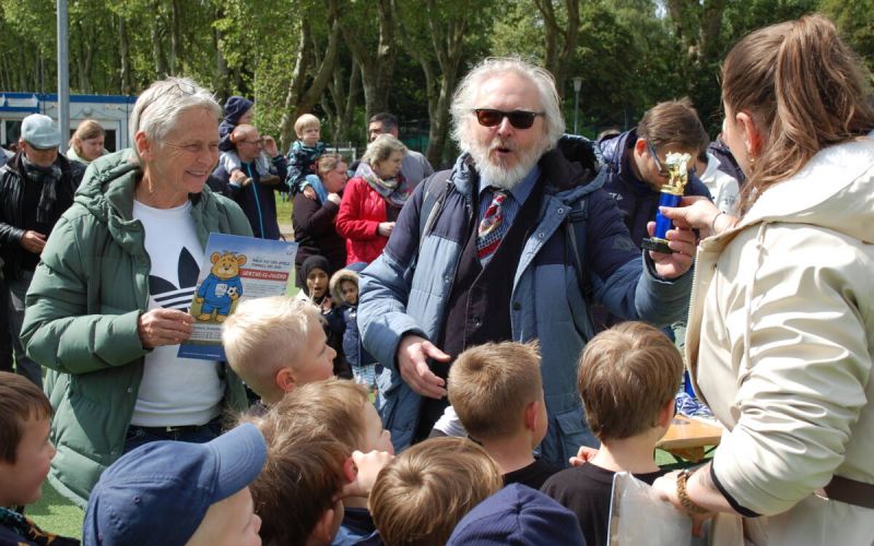 Die ehemalige Nationalspielerin und Europameisterin Petra Landers und Bezirksbürgermeister Henry Donner überreichten beim Kinderfußballwerbetag den Mannschaften die Medaillen, Urkunden und Pokale.