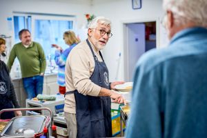 Oberbürgermeister Jörg Lukat gibt sich die Kelle bei der Essensausgabe in der Suppenküche. Foto: Stadt Bochum