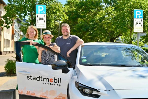 Von links nach rechts: Heike Möller (Leiterin Planungsamt), Mechtild Stiewe (Stadt Bochum) und Matthias Kall (Geschäftsführer stadtmobil Rhein-Ruhr) an der neuen Carsharing-Station auf dem Springerplatz. Lutz Leitmann/Stadt Bochum
