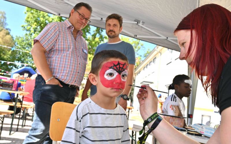 Sozialamtsleiter Andreas Pamp und Bezirksbürgermeister Olaf Peters beim Sommerfest mit Spiel- und Schminkmöglichkeiten für Kinder in der Unterkunft an der Wohlfahrtstraße in Bochum. Fotos: Lutz Leitmann/Stadt Bochum
