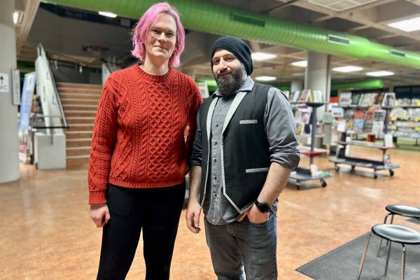 Kassandra Kienitz (Gründerin und CEO von Sepisight) und Technik-Experte Mustafa Eser des Bochumer IT-Beratungsunternehmens bringen beim KI-Dialog in der Zentralbücherei spannende Beispiele aus Alltag mit. Foto: Martin Lindner