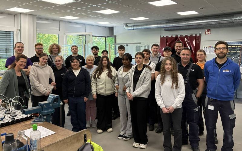 Beim diesjährigen Girl' Day haben Bochumer Schülerinnen wieder den Schulalltag gegen spannende Eindrücke in die technische Ausbildung bei den Stadtwerken Bochum getauscht. Foto: STWBO