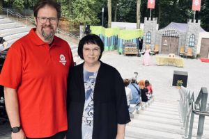 Daniel Guta (Volksbühne) und Elke Schlott (Kolpingspielschar) sorgen mit ihren Märchen auf der Waldbühne für Begeisterung bei Groß und Klein.