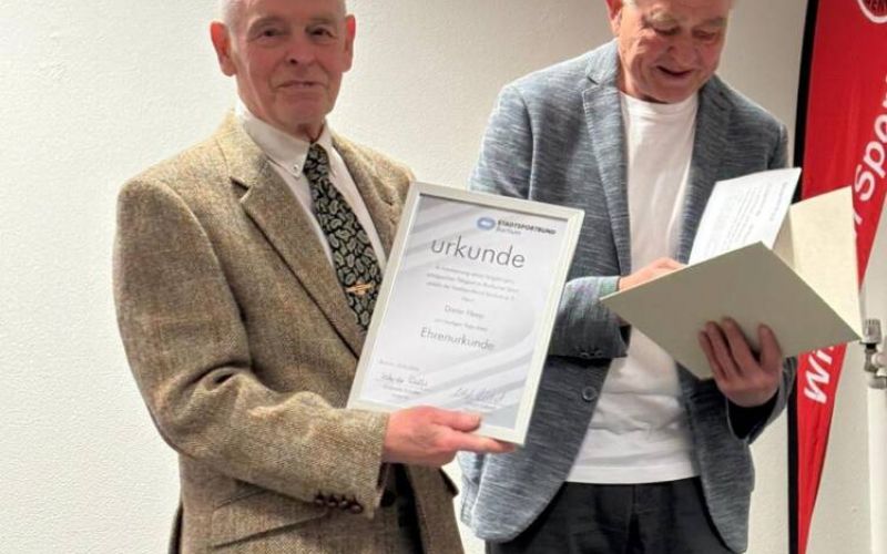 Ulrich Liebert überreichte Dieter Heep (l.) die Ehrenurkunde des Stadtsportbundes. Foto: TV Langendreer 1882