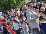 Bezirksbürgermeister Dr. Dirk Meyer bei der Eröffnung des umgestalteten Hofs der Grundschule Laer. Fotos (3): Eberhard Franken