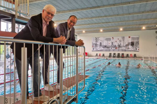 Die Bäder sind ein großes Thema in Bochum. Ratsmitglied Dr. Peter Reinirkens (li.) und Marcus Müller (Geschäftsführer der WasserWelten) bei der Pressekonferenz im Lindender Südbad. Fotos: Eberhard Franken