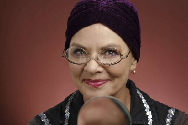 „Ich glaub nich…“ heißt das aktuelle Programm von Waltraud Ehlert alias Esther Münch. Foto: Michael Grosler