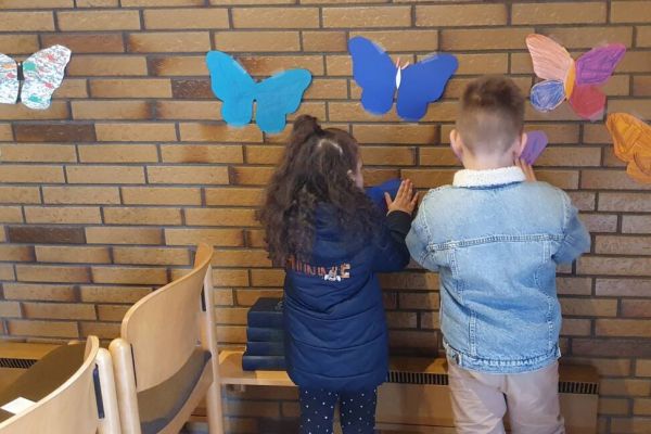 Maxi-Kinder bepflanzen Garten der Hoffnung