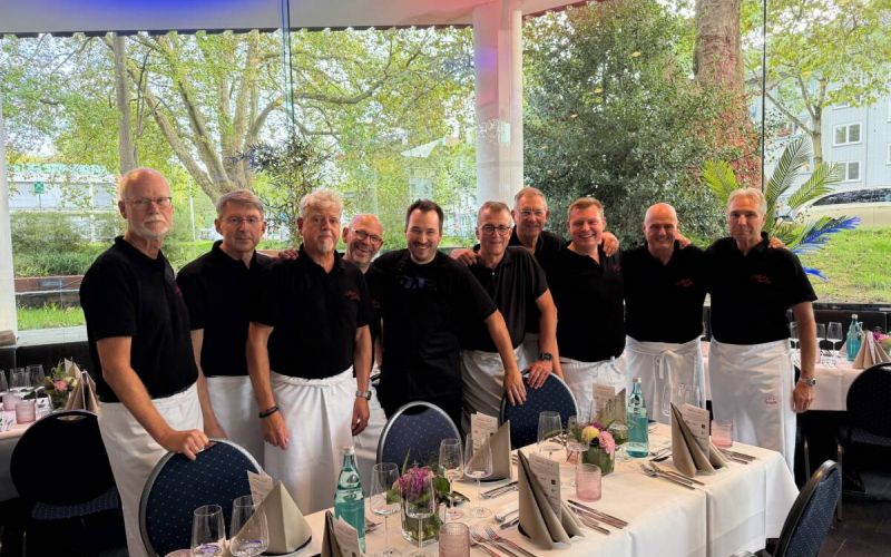 Die neun Köche von „Kochn8“ haben bei ihrer Benefiz-Gala im Tanas im Schauspielhaus Bochum rund 130 Gäste bewirtet. V.l.n.r.: Joachim Esser, Wilfried Kogelheide, Günter M. Lutsch, Dirk Schulz, Boris Geigenmüller, Stefan Lenk, Dietmar Spohn, Frank, Schikfelder, Carsten Schweneker, Martin Lynen. Foto: Kochn8