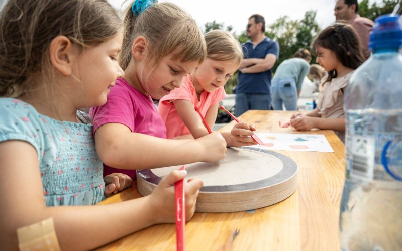 Kinder gestalten Trittsteine im Ostpark