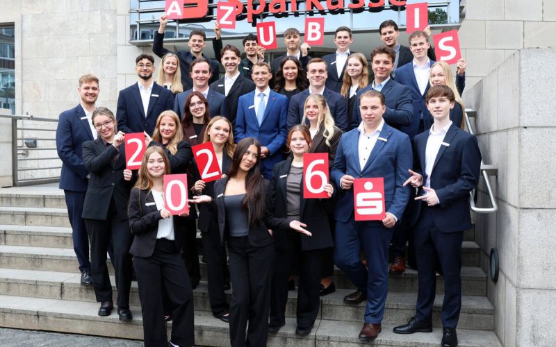 Insgesamt 27 neue Auszubildende starten bei der Sparkasse Bochum und beim S-ImmobilienDienst. Foto: Sparkasse Bochum